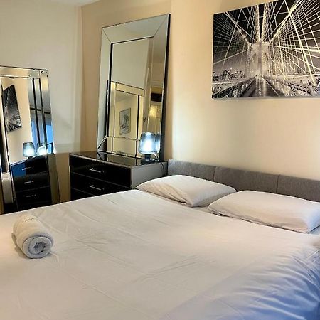 Radiant2 Bedroom Apartment In The Heart Of Harlow Town Екстер'єр фото