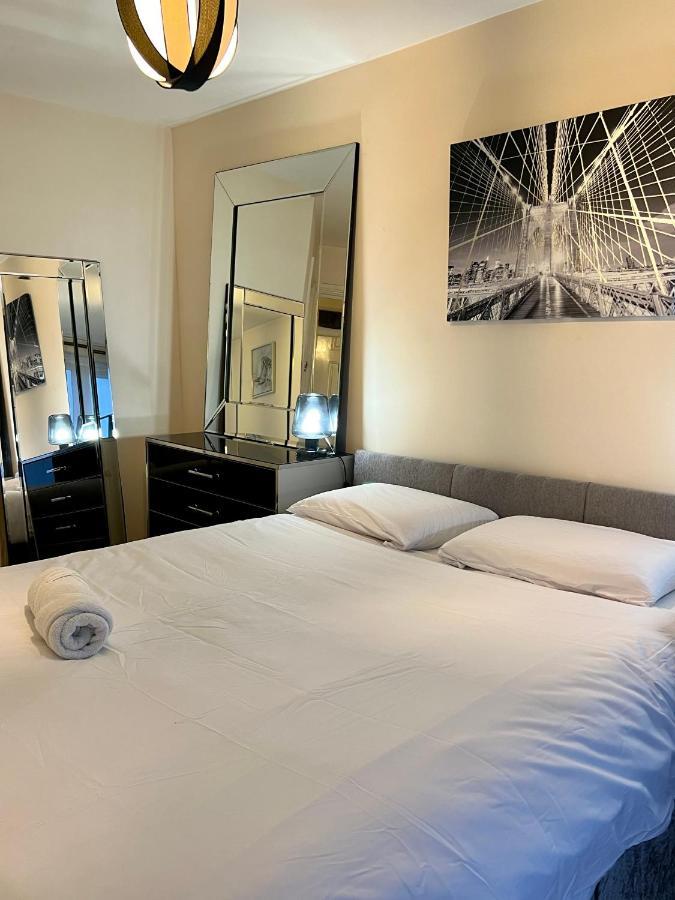 Radiant2 Bedroom Apartment In The Heart Of Harlow Town Екстер'єр фото