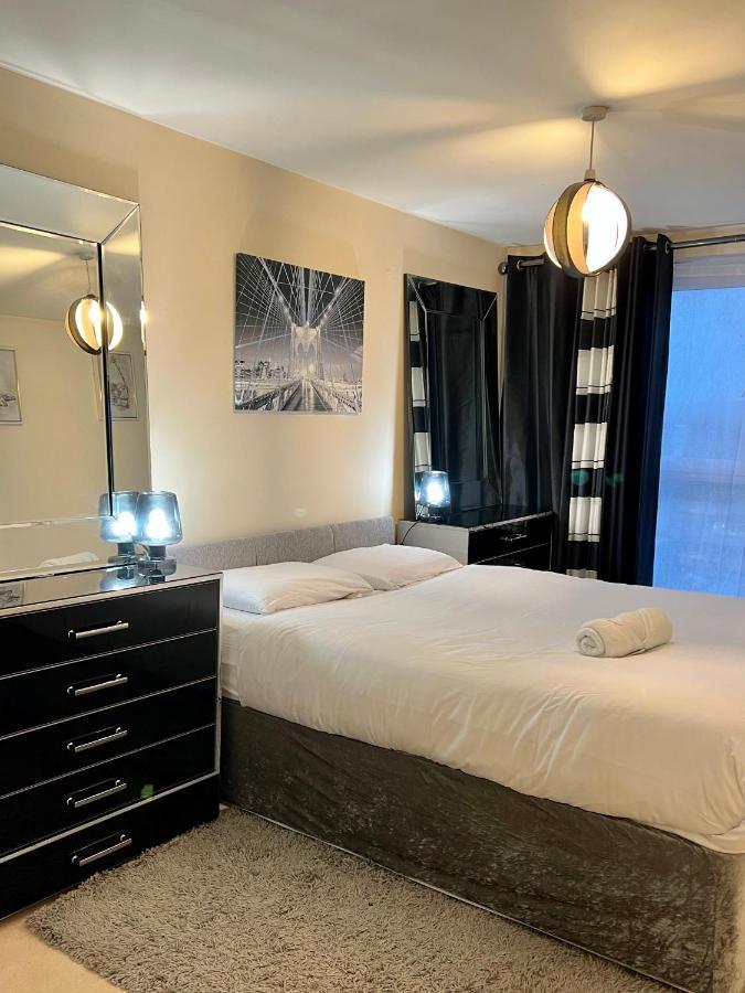 Radiant2 Bedroom Apartment In The Heart Of Harlow Town Екстер'єр фото