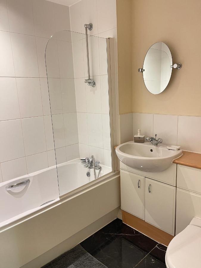 Radiant2 Bedroom Apartment In The Heart Of Harlow Town Екстер'єр фото
