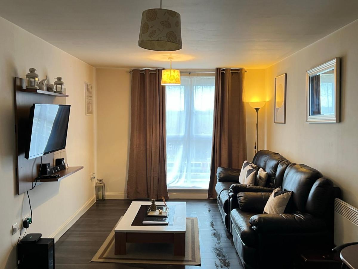 Radiant2 Bedroom Apartment In The Heart Of Harlow Town Екстер'єр фото