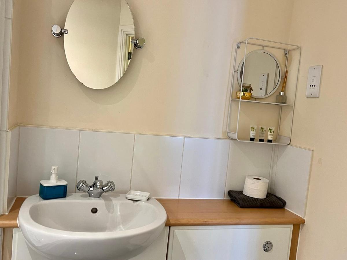 Radiant2 Bedroom Apartment In The Heart Of Harlow Town Екстер'єр фото