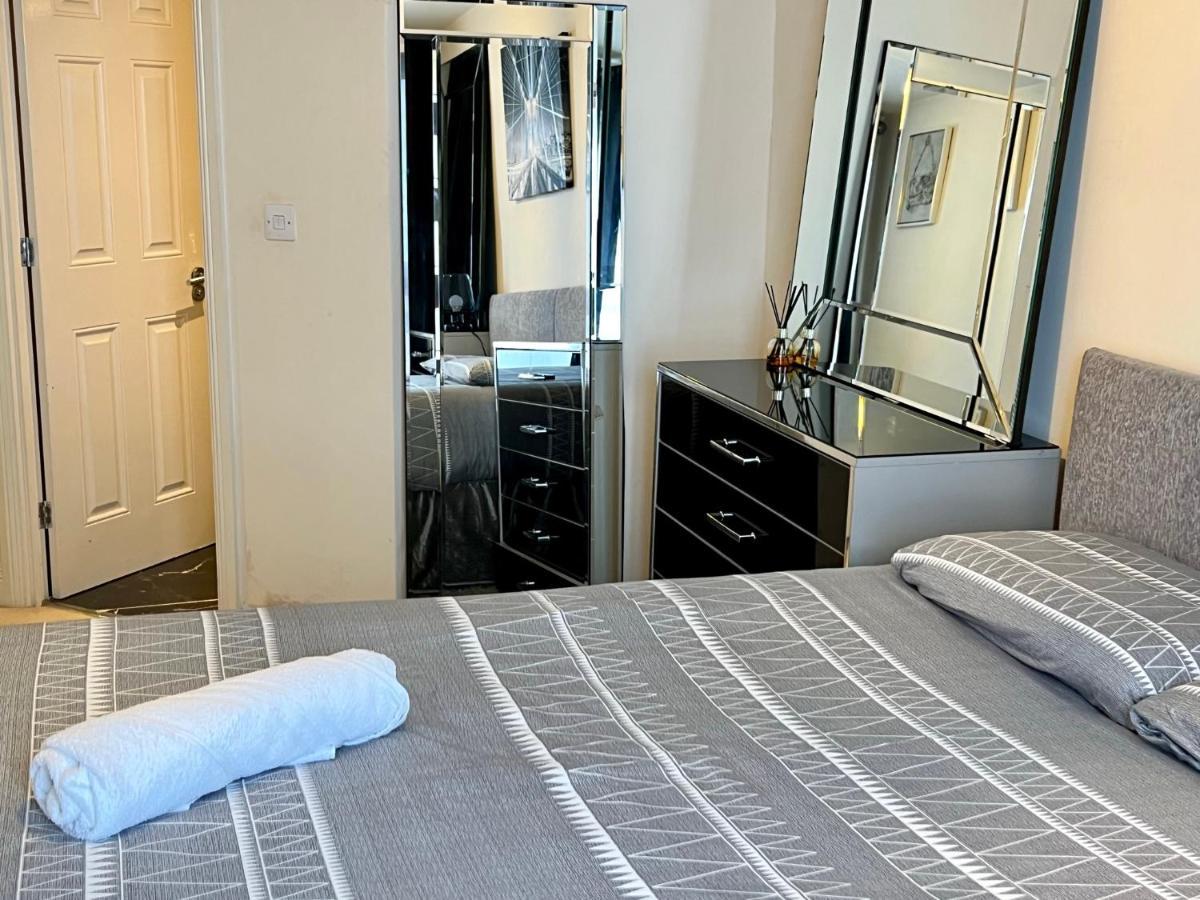 Radiant2 Bedroom Apartment In The Heart Of Harlow Town Екстер'єр фото