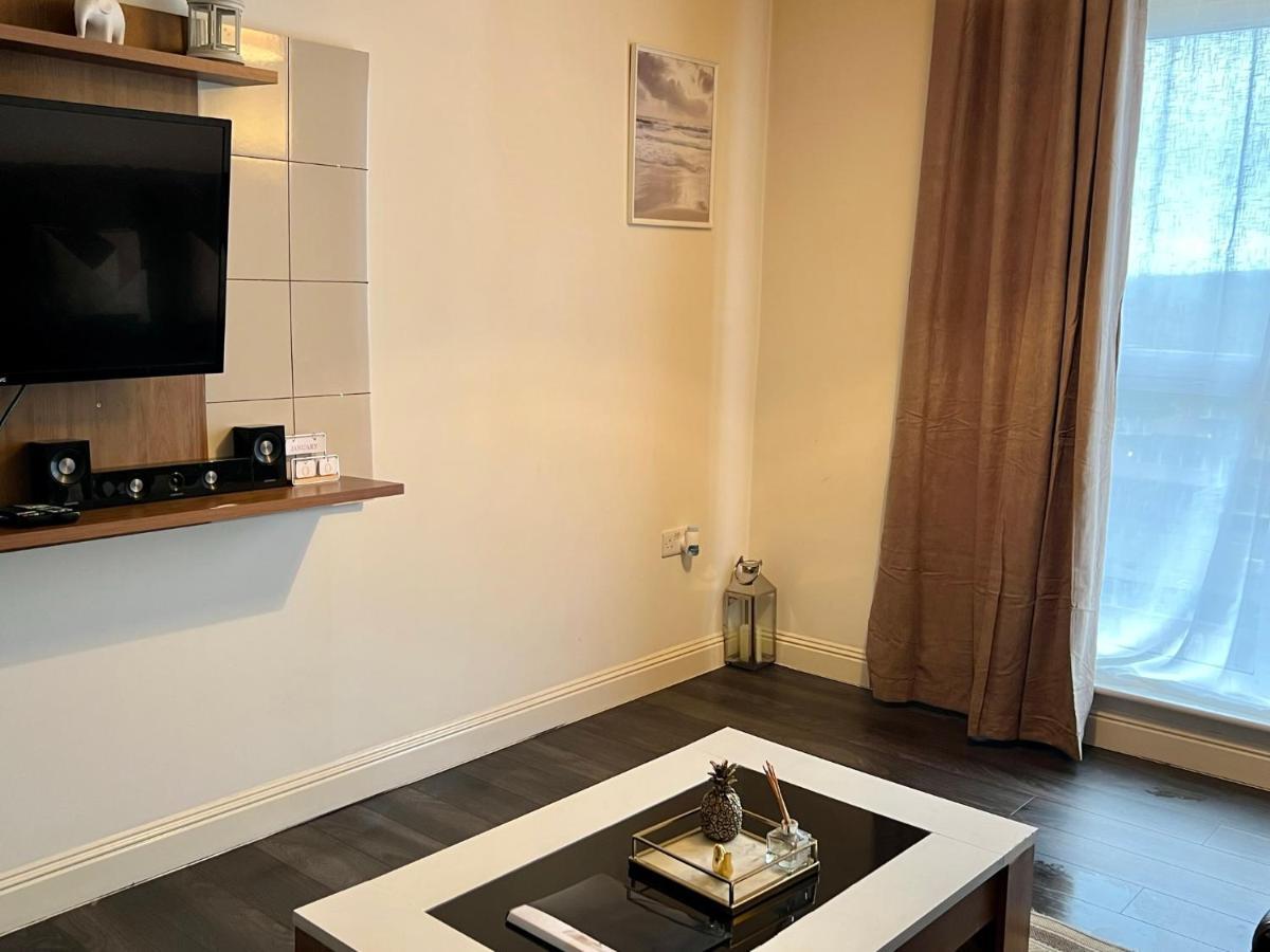 Radiant2 Bedroom Apartment In The Heart Of Harlow Town Екстер'єр фото